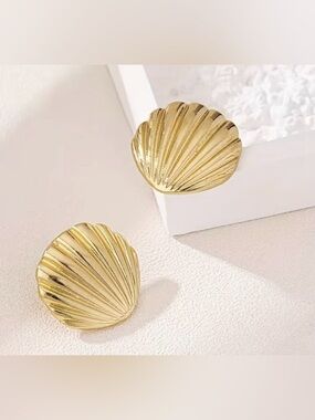 Seashell Gold Earrings*